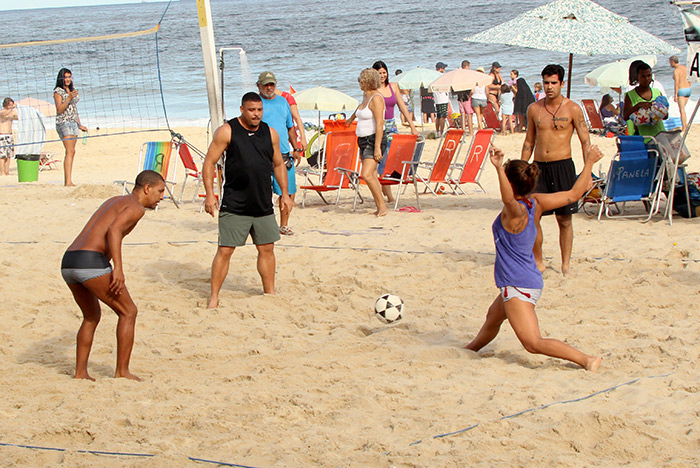 Ronaldo e a noiva jogam partida de futevôlei na praia