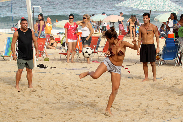 Ronaldo e a noiva jogam partida de futevôlei na praia