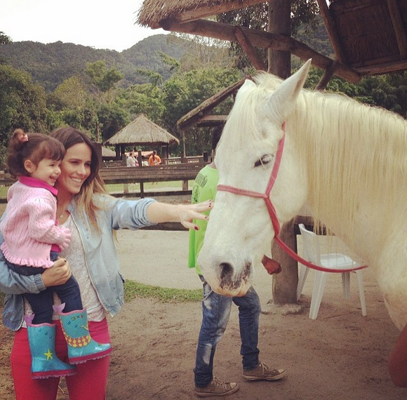 Fernanda Pontes leva a filha, Malu, para brincar com os animais