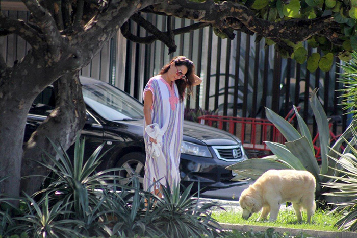 Carolina Ferraz leva sacolinha plástica para caminhar com o cachorro