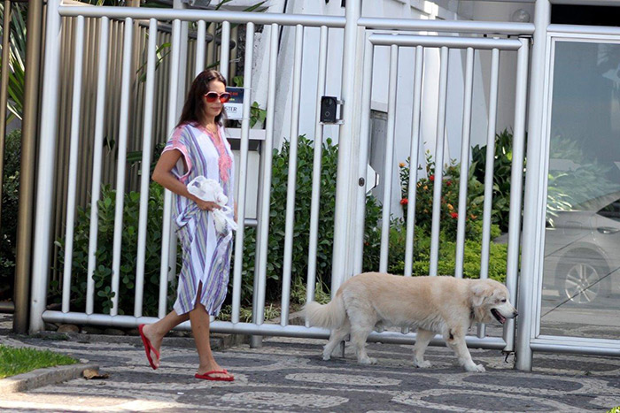Carolina Ferraz leva sacolinha plástica para caminhar com o cachorro