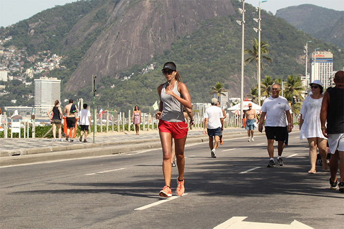 Letícia Wiermann faz cooper na orla do Leblon