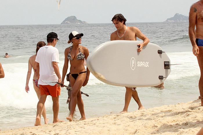 Felipe Dylon caminha de mãos dadas com a esposa por Ipanema