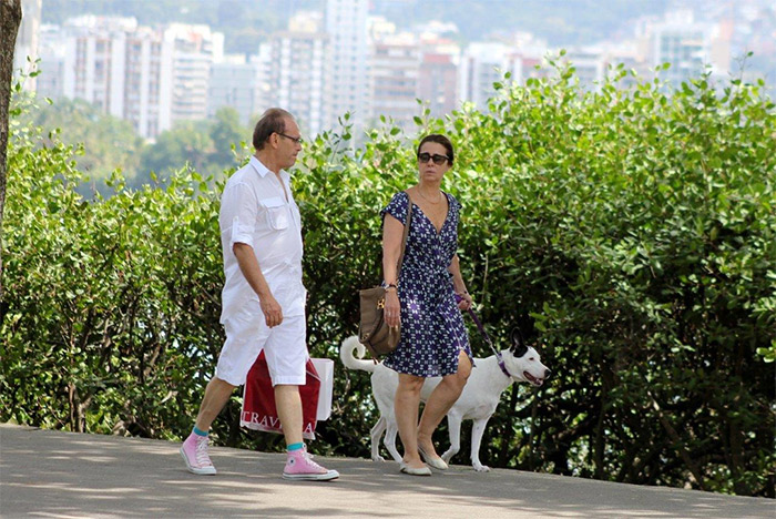 José Wilker caminha pela Lagoa com a mulher e o cachorro
