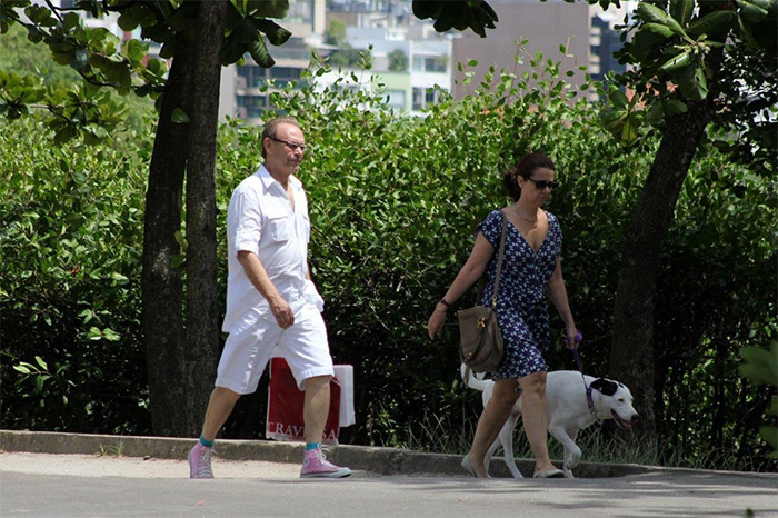 José Wilker caminha pela Lagoa com a mulher e o cachorro