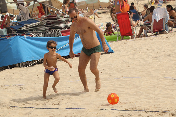 Guilherme Fontes vai à praia com a família, no Leblon