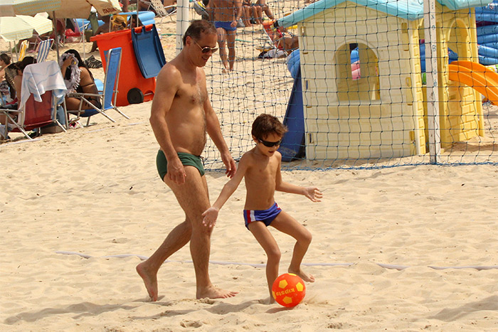 Guilherme Fontes vai à praia com a família, no Leblon
