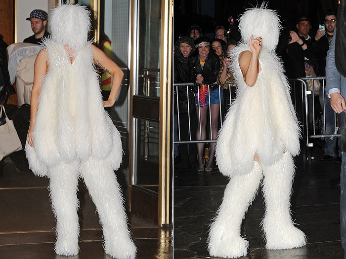  Lady Gaga cobre o rosto com máscara ao chegar em show em Nova York