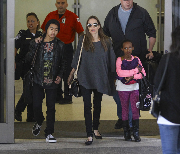 Angelina Jolie desembarca em Los Angeles com dois de seus filhos