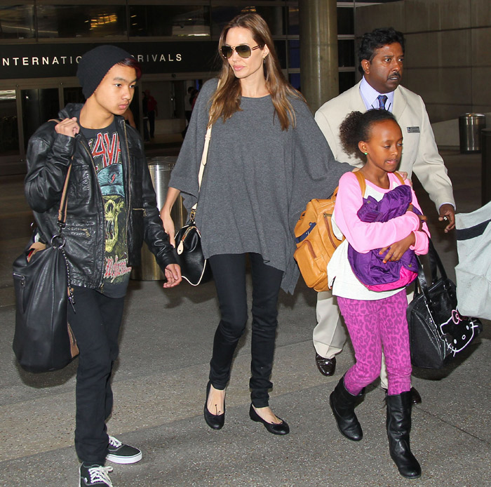 Angelina Jolie desembarca em Los Angeles com dois de seus filhos