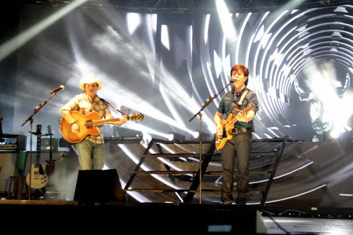 Chitãozinho & Xororó levantam o público em rodeio no Paraná