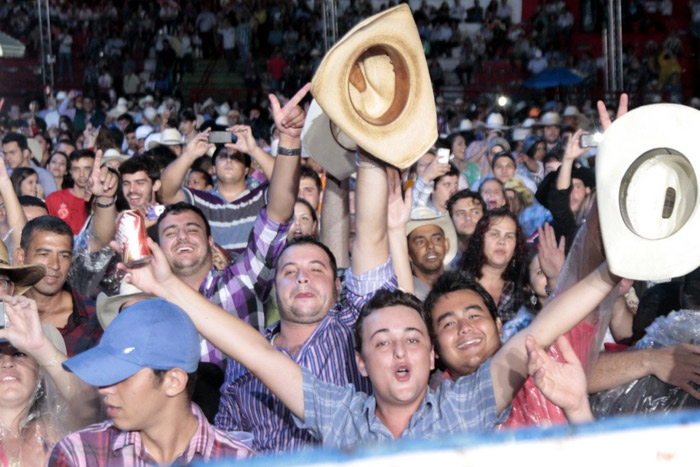 Chitãozinho & Xororó levantam o público em rodeio no Paraná