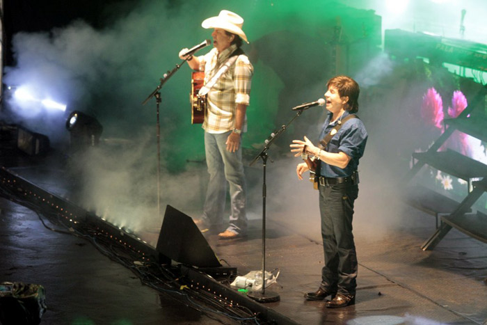 Chitãozinho & Xororó levantam o público em rodeio no Paraná