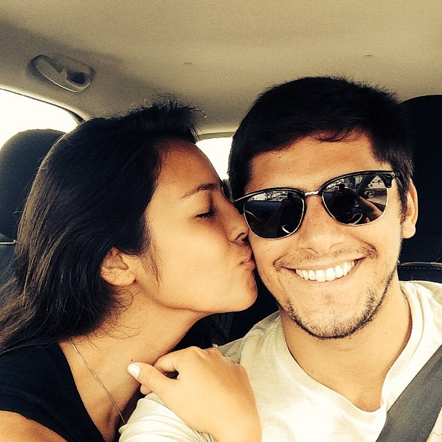 Após boatos de separação, Bruno Gissoni ganha beijinho da namorada