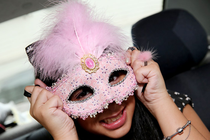 Cinthia Cruz, de Chiquititas, coloca máscara que usou em seu aniversário