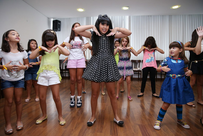 Cinthia Cruz, de Chiquititas, se reúne com fãs em tarde de autógrafos