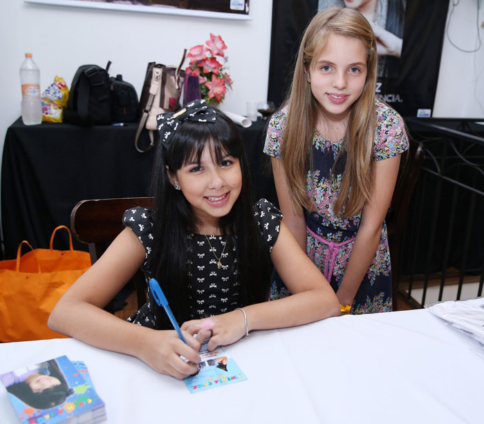 Cinthia Cruz, de Chiquititas, se reúne com fãs em tarde de autógrafos