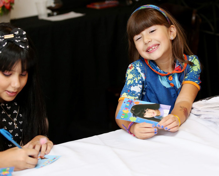 Cinthia Cruz, de Chiquititas, se reúne com fãs em tarde de autógrafos