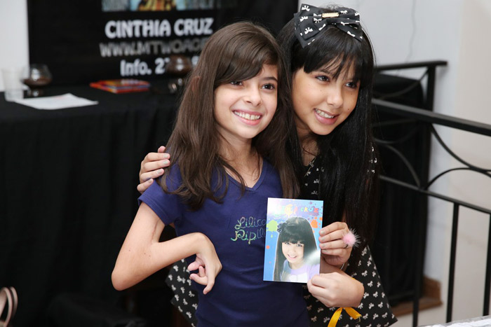 Cinthia Cruz, de Chiquititas, se reúne com fãs em tarde de autógrafos