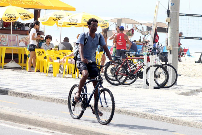 Helio de La Peña pedala tranquilamente por orla carioca