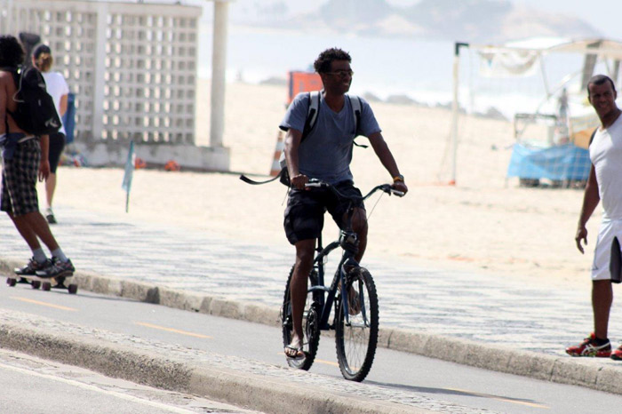 Helio de La Peña pedala tranquilamente por orla carioca