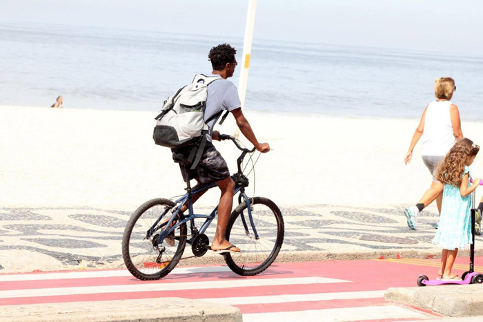 Helio de La Peña pedala tranquilamente por orla carioca