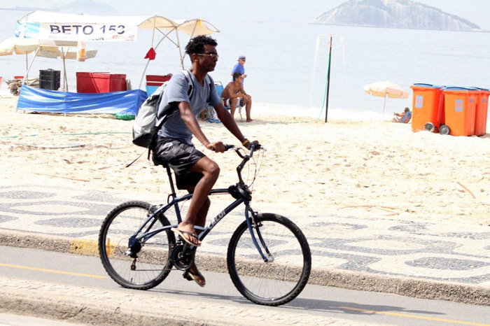 Helio de La Peña pedala tranquilamente por orla carioca