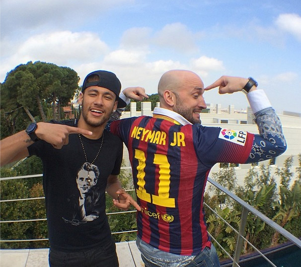 Neymar recebe visita de Paulo Gustavo em sua casa na Espanha