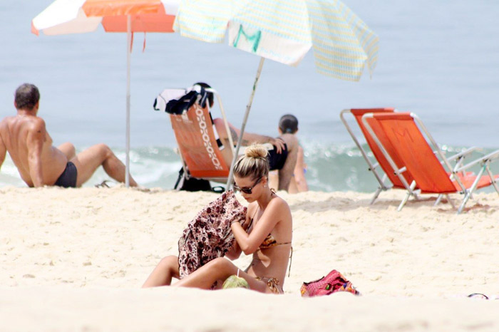 Sozinha, Yasmin Brunet toma sol na praia de Ipanema