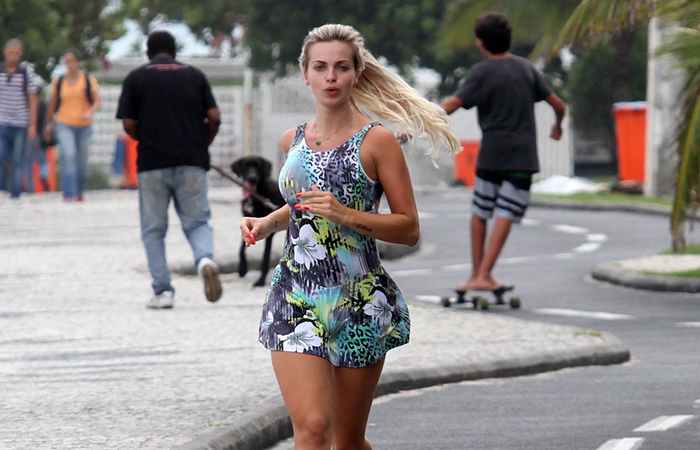 Veridiana Freitas corre na orla da Barra da Tijuca, no Rio