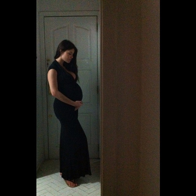 Alinne Moraes posta foto belíssima exibindo a gravidez