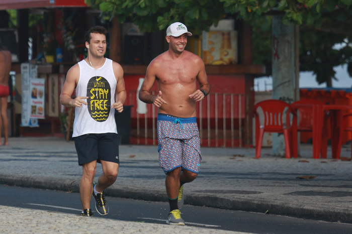 Rodrigo Andrade corre com amigo na praia da Barra da Tijuca