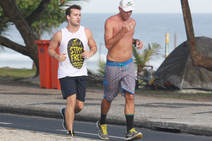 Rodrigo Andrade corre com amigo na praia da Barra da Tijuca