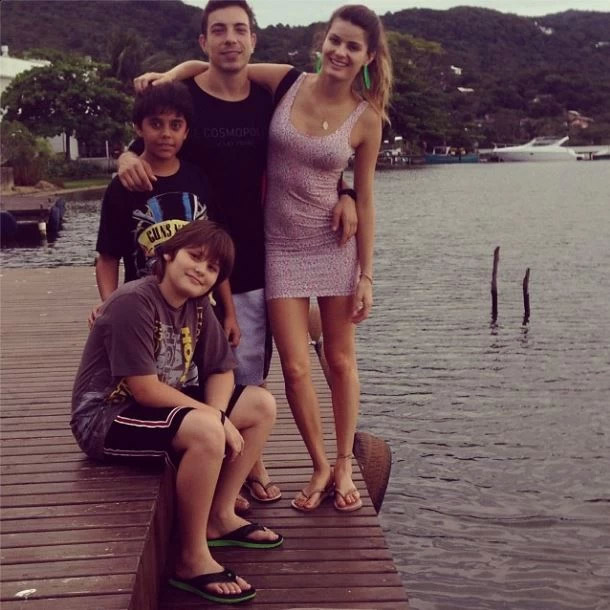 Isabelli Fontana posta foto com o filho e Di Ferrero em Santa Catarina 
