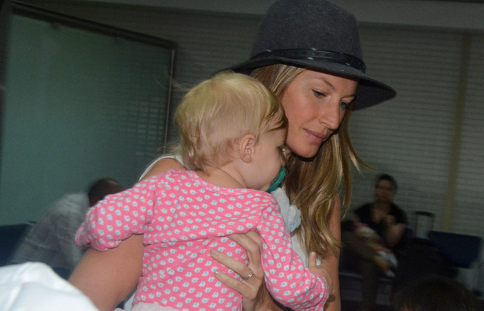 Gisele Bündchen chega a São Paulo coma filha Vivian Lake