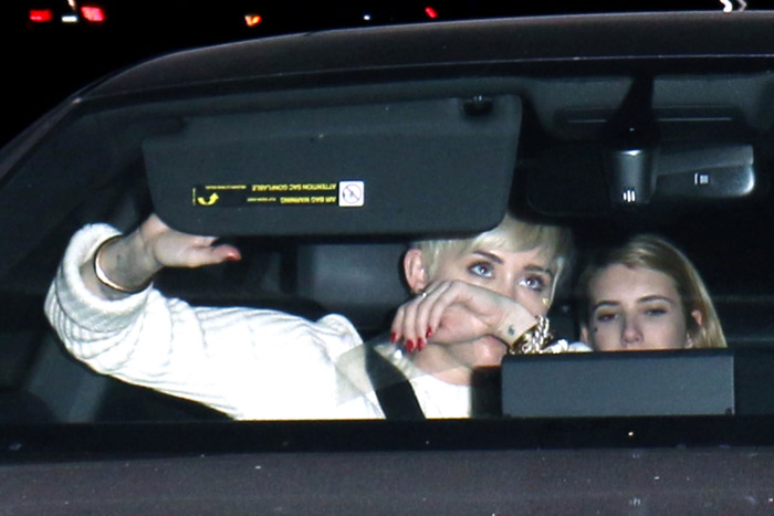 Miley Cyrus janta com amiga com visual bem comportado