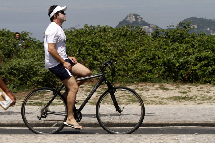 Murilo Benício usa viseira para andar de bike por orla carioca