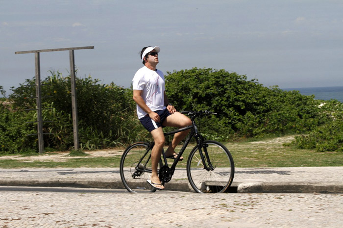 Murilo Benício usa viseira para andar de bike por orla carioca