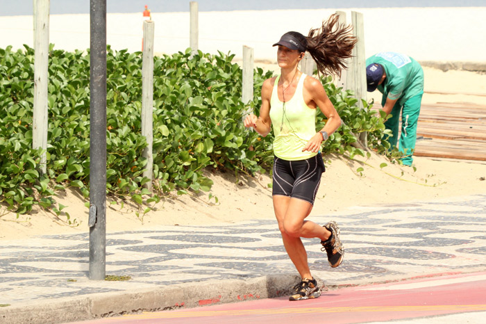 Cynthia Howlett exibe o corpo em forma durante corrida na praia