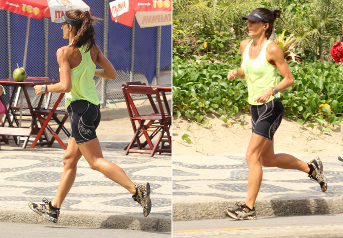 Cynthia Howlett exibe o corpo em forma durante corrida na praia