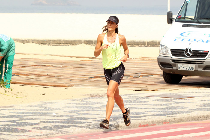 Cynthia Howlett exibe o corpo em forma durante corrida na praia