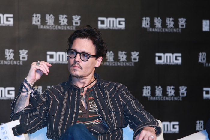 Johnny Depp faz sua primeira entrevista coletiva em Pequim