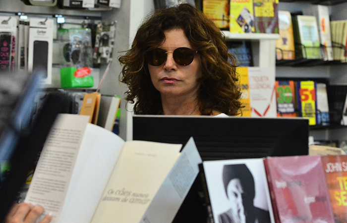  No Rio de Janeiro, Deborah Bloch escolhe livros antes de embarcar