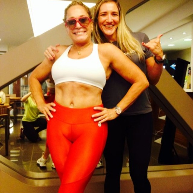 Suzana Vieira posa de top e legging, no Instagram