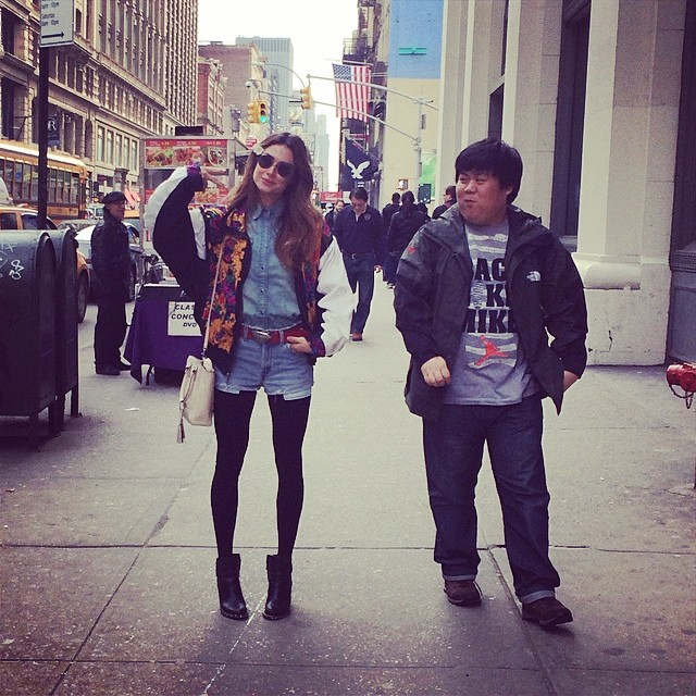 Thaila Ayala passeia com colega da China pelas ruas de Nova York