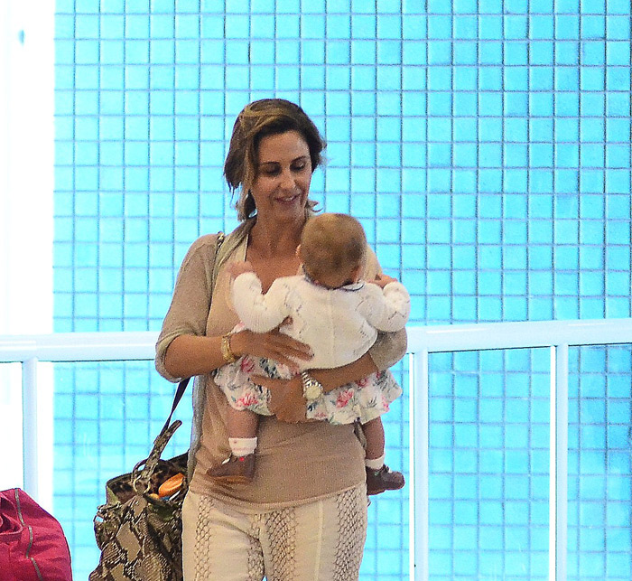 Com a filha a tiracolo, Guilhermina Guinle embarca no Rio de Janeiro