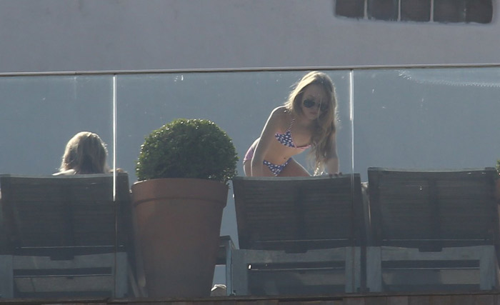Kate Moss toma sol de biquíni em hotel no Rio de Janeiro