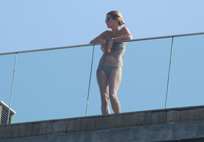 Kate Moss toma sol de biquíni em hotel no Rio de Janeiro