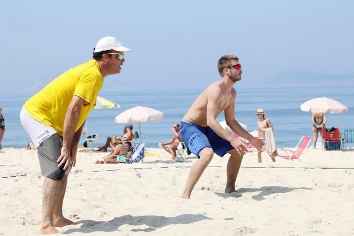 Rodrigo Hilbert joga vôlei na praia do Leblon
