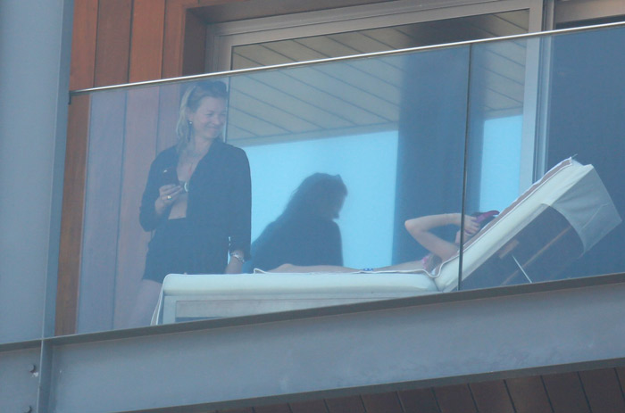 No Rio, Kate Moss curte piscina de hotel com a filha